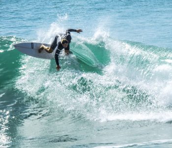 Surfeur français en compétition, illustrant l’article sur la participation de la France au surf aux Jeux Olympiques de 2028