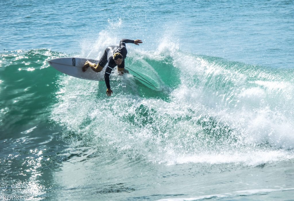 Surfeur français en compétition, illustrant l’article sur la participation de la France au surf aux Jeux Olympiques de 2028